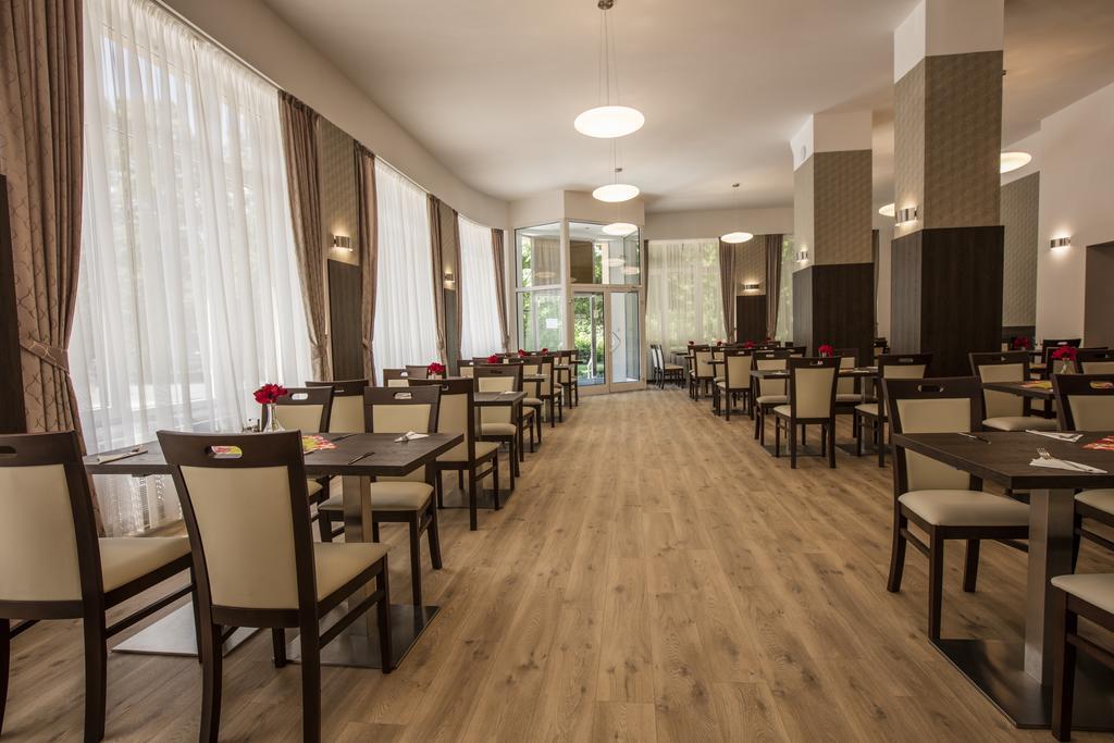 Hotel Bellevue Tlapak Poděbrady Buitenkant foto
