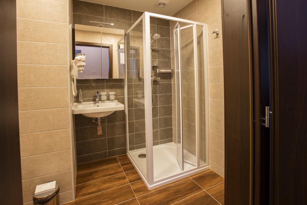 Hotel Bellevue Tlapak Poděbrady Buitenkant foto