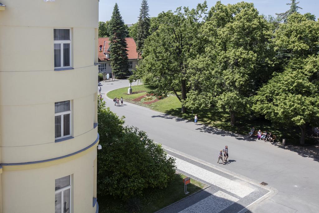 Hotel Bellevue Tlapak Poděbrady Buitenkant foto