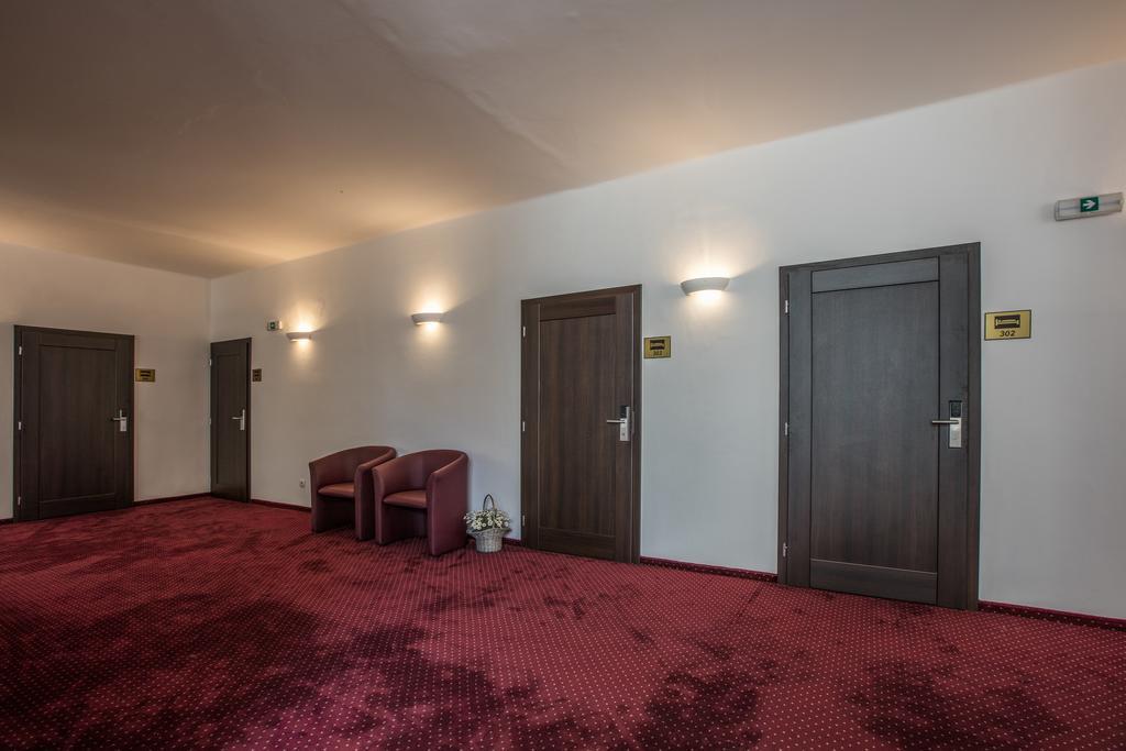 Hotel Bellevue Tlapak Poděbrady Buitenkant foto
