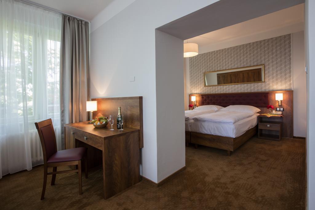 Hotel Bellevue Tlapak Poděbrady Buitenkant foto