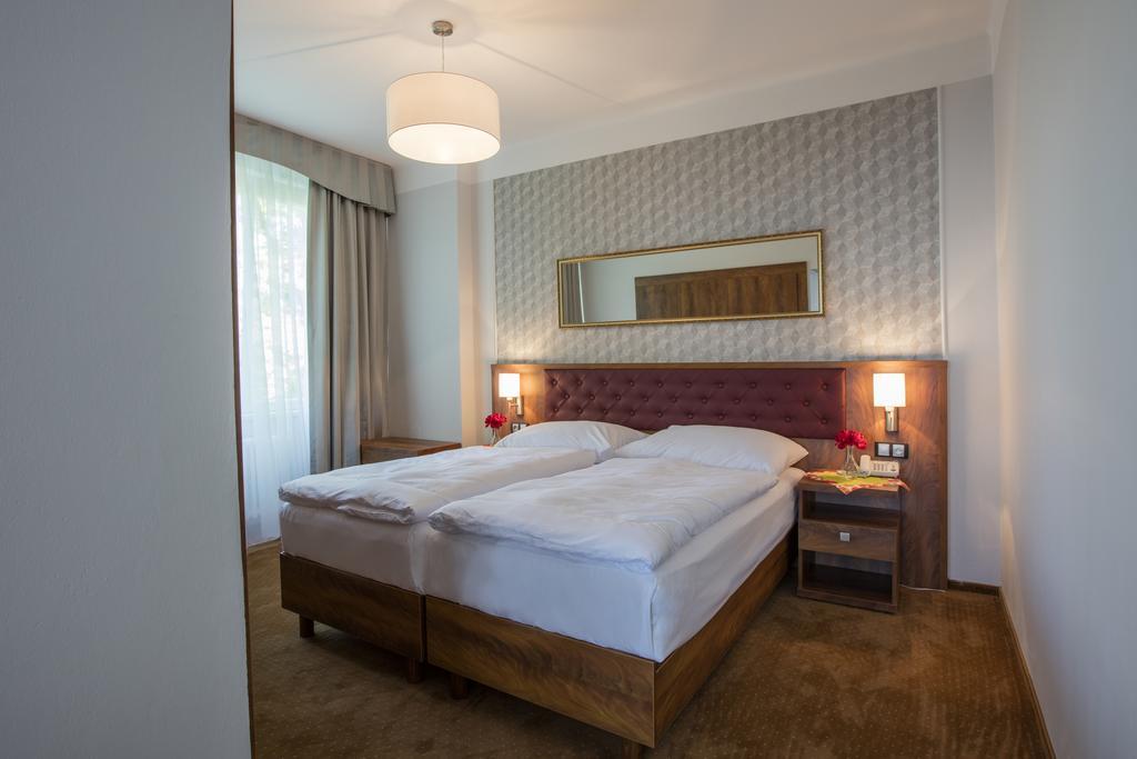 Hotel Bellevue Tlapak Poděbrady Buitenkant foto