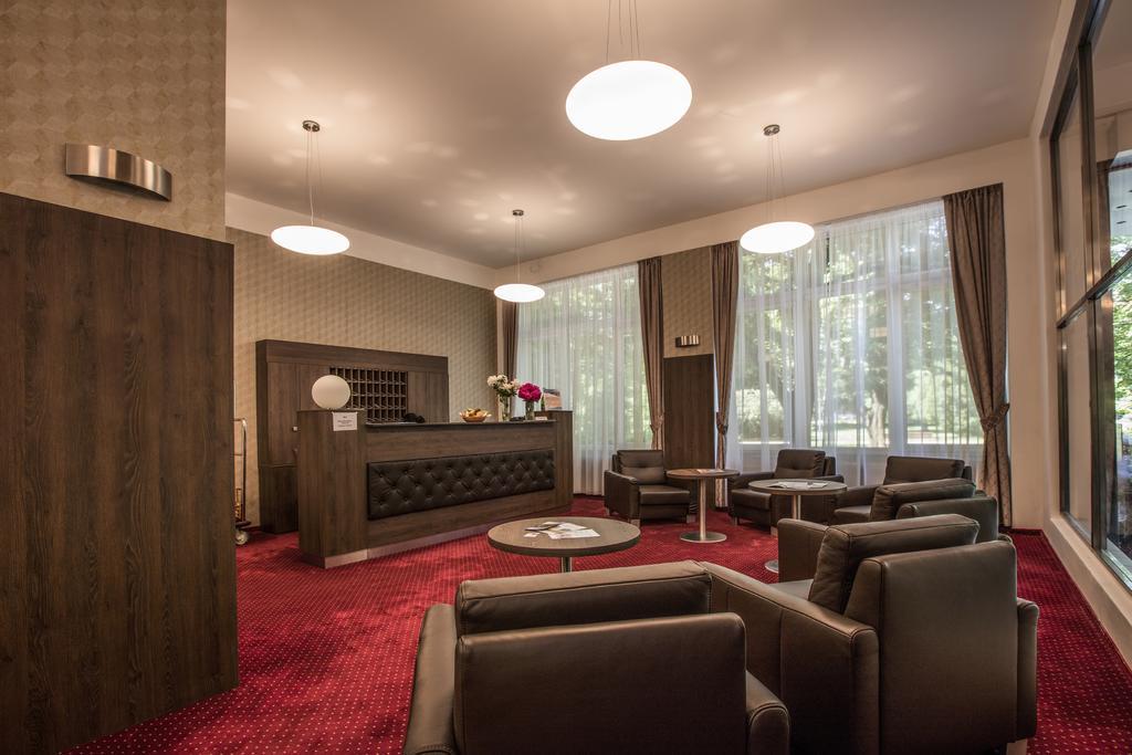 Hotel Bellevue Tlapak Poděbrady Buitenkant foto